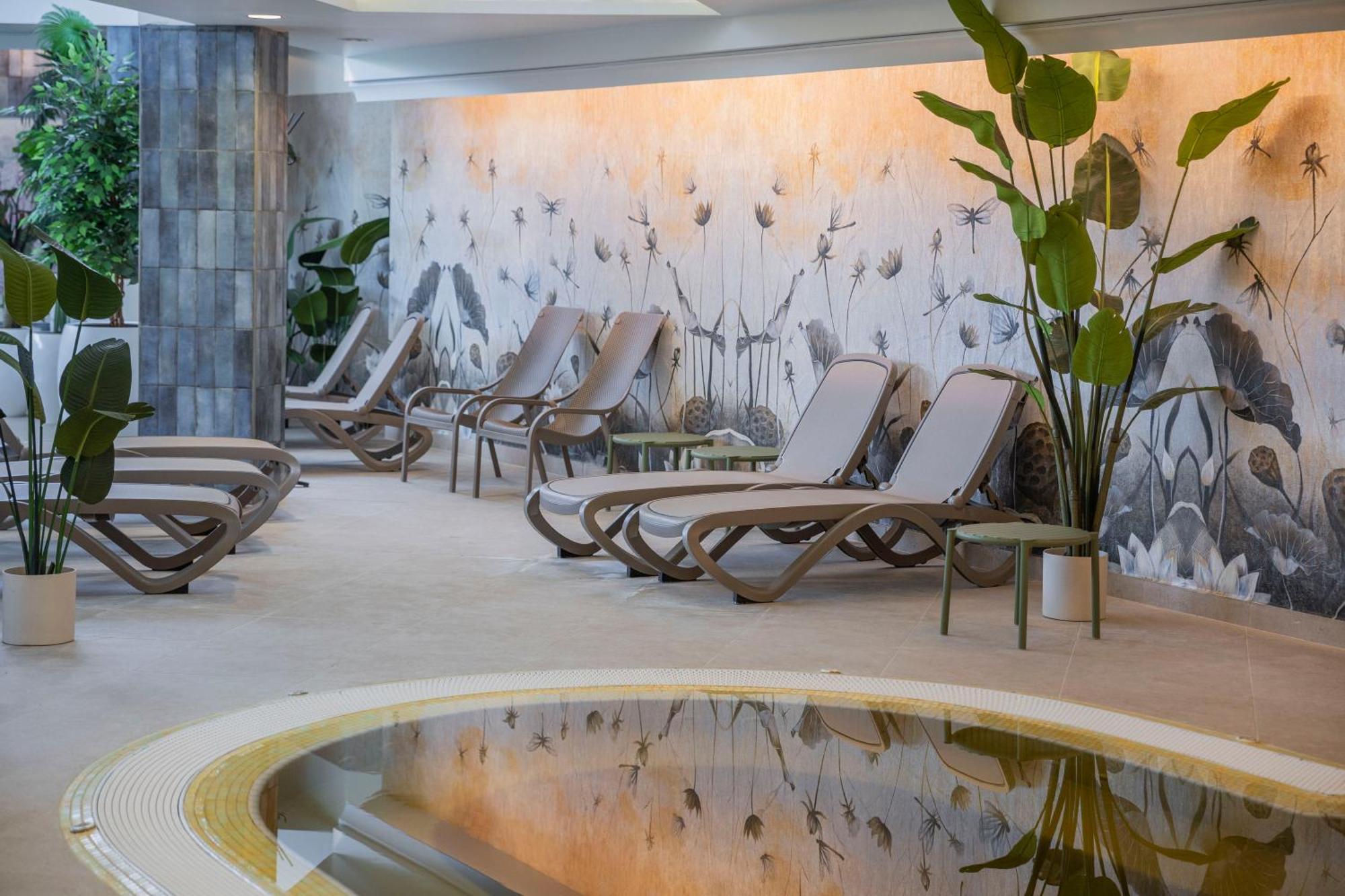 Hotel Atlantis Wellness & Conference Hajdúszoboszló Buitenkant foto